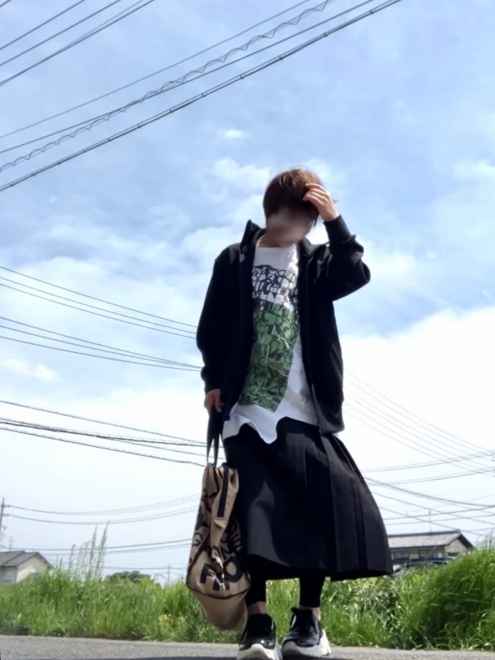ブラック系のジャケット/アウター、ホワイト系のTシャツ/カットソー、ブラック系のスカートを着用したレディースの春コーディネートの4枚目の写真