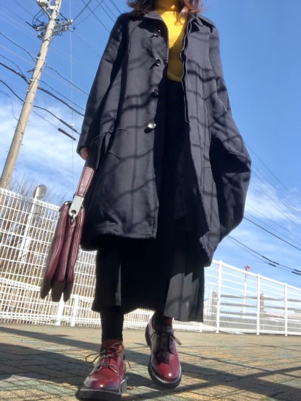ブラック系のジャケット/アウター、ブラック系のスカート、ブラウン系のドレスシューズを着用したレディースの春コーディネートの5枚目の写真