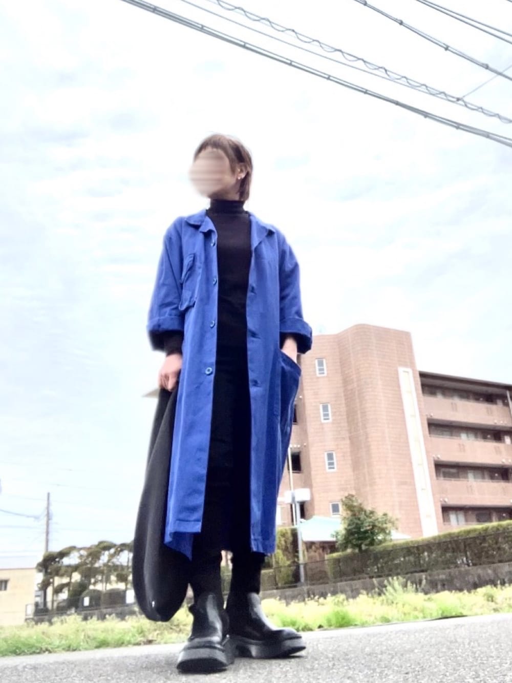 ブルー系のジャケット/アウター、ブラック系のパンツ、ブラック系のブーツを着用したレディースの春コーディネートの2枚目の写真