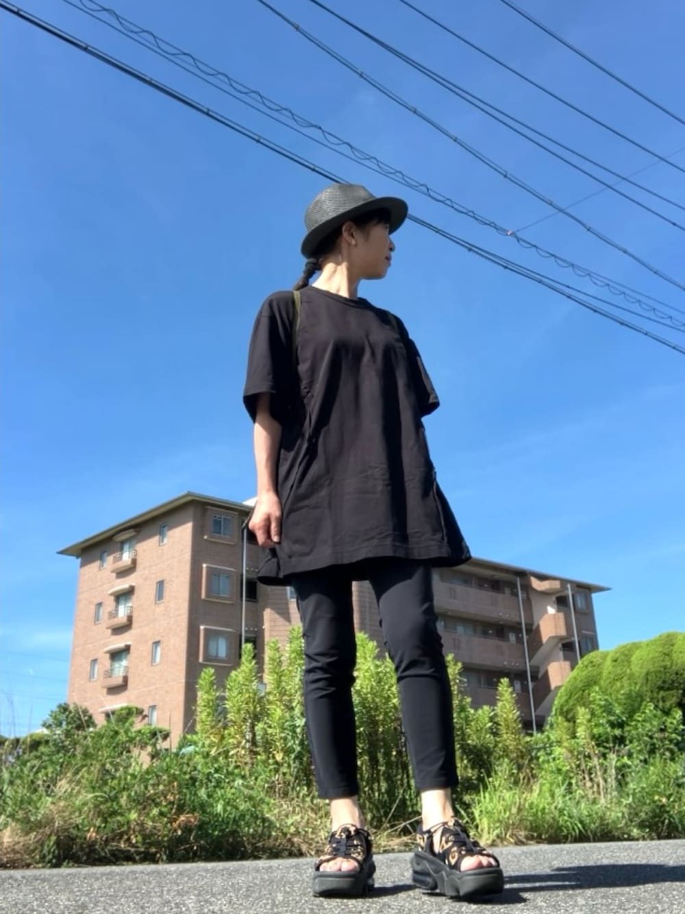 ブラック系のTシャツ/カットソー、ピンク系のバックパック/リュック、ブラック系のパンツを着用したレディースの夏コーディネートの2枚目の写真