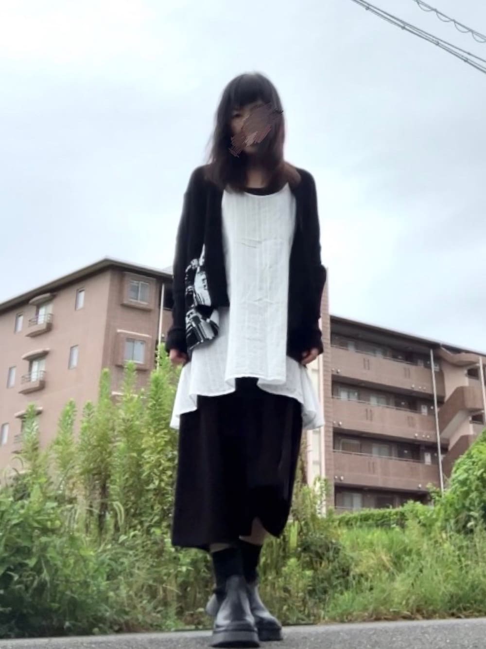 ブラック系のカーディガン/ボレロ、ブラック系のパンツ、ブラック系のブーツを着用したレディースの秋コーディネートの2枚目の写真
