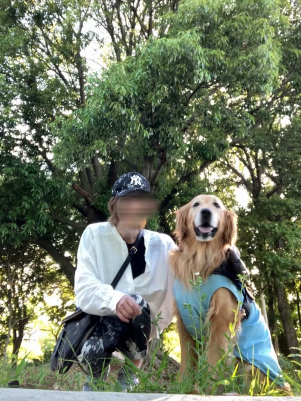ホワイト系のシャツ/ブラウス、ブラック系のデニムパンツ、シルバー系のスニーカーを着用したレディースの春コーディネートの4枚目の写真