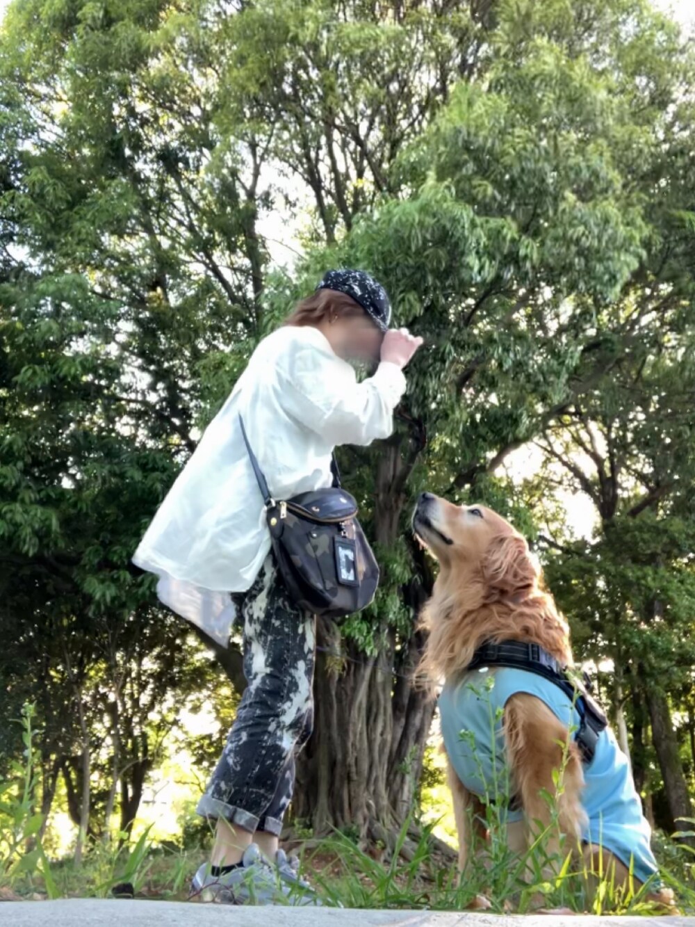 ホワイト系のシャツ/ブラウス、ブラック系のデニムパンツ、シルバー系のスニーカーを着用したレディースの春コーディネートの2枚目の写真