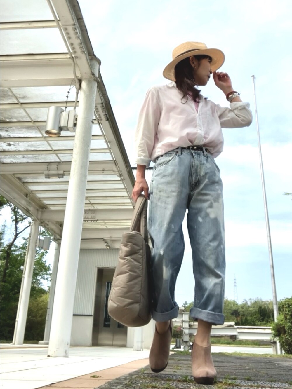 ブルー系のシャツ/ブラウス、ブルー系のデニムパンツ、ベージュ系のブーティを着用したレディースの春コーディネートの2枚目の写真