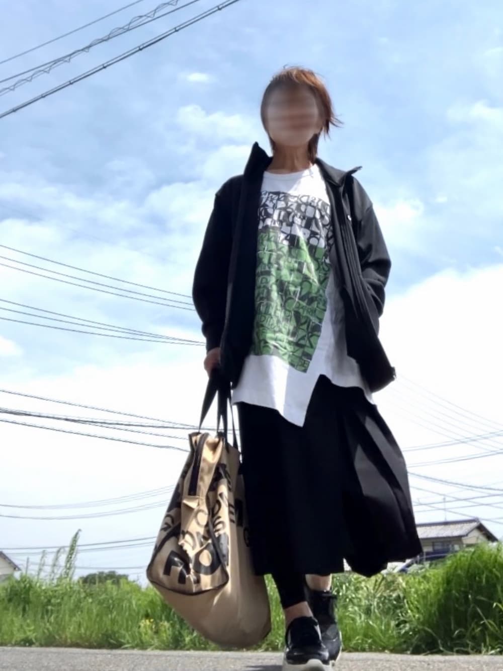 ブラック系のジャケット/アウター、ホワイト系のTシャツ/カットソー、ブラック系のスカートを着用したレディースの春コーディネートの2枚目の写真