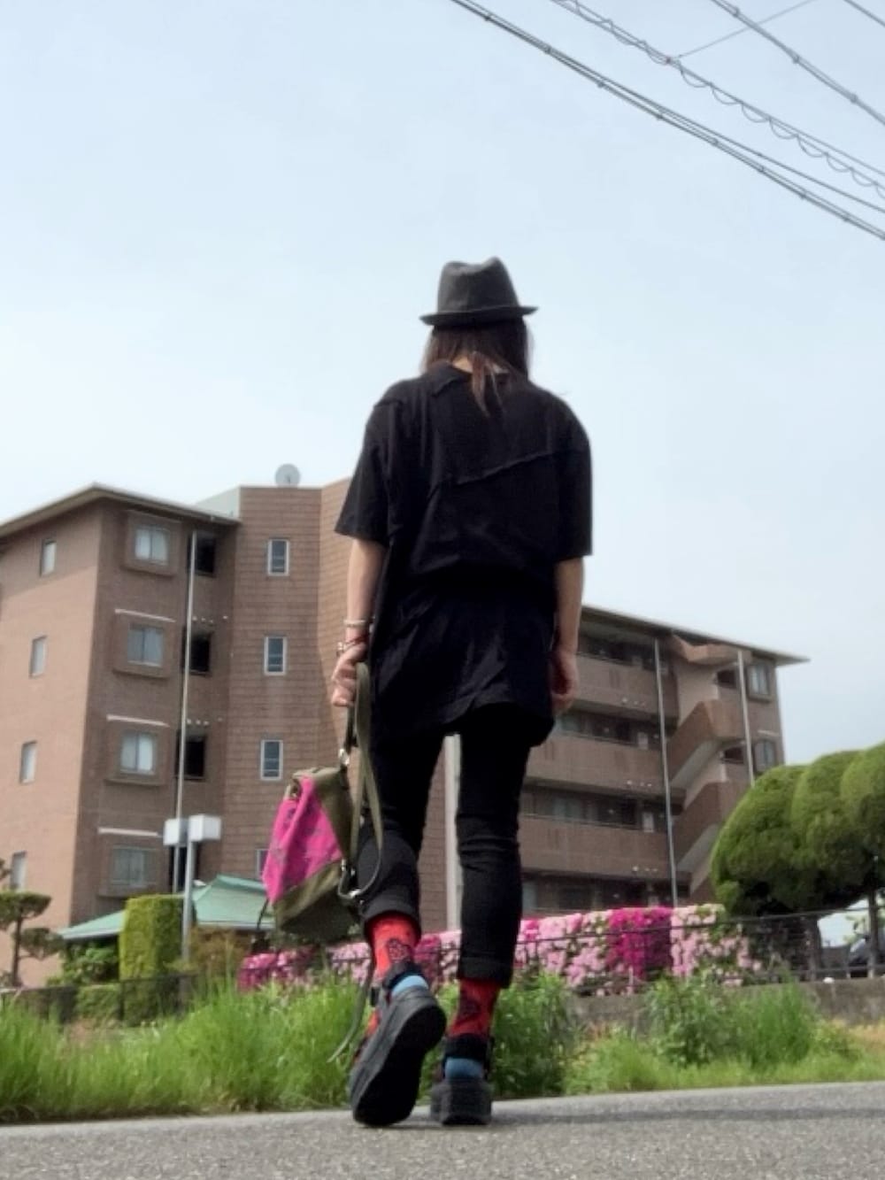 ブラック系のTシャツ/カットソー、ブラック系のデニムパンツ、ブラック系のサンダルを着用したレディースの春コーディネートの3枚目の写真