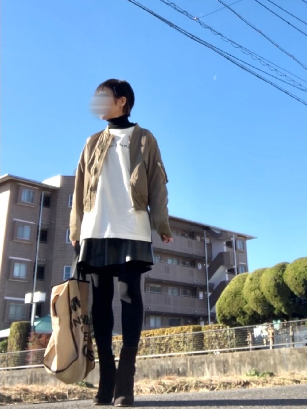 グリーン系のMA-1、その他のニット/セーター、ブラック系のパンツを着用したレディースの冬コーディネートの2枚目の写真