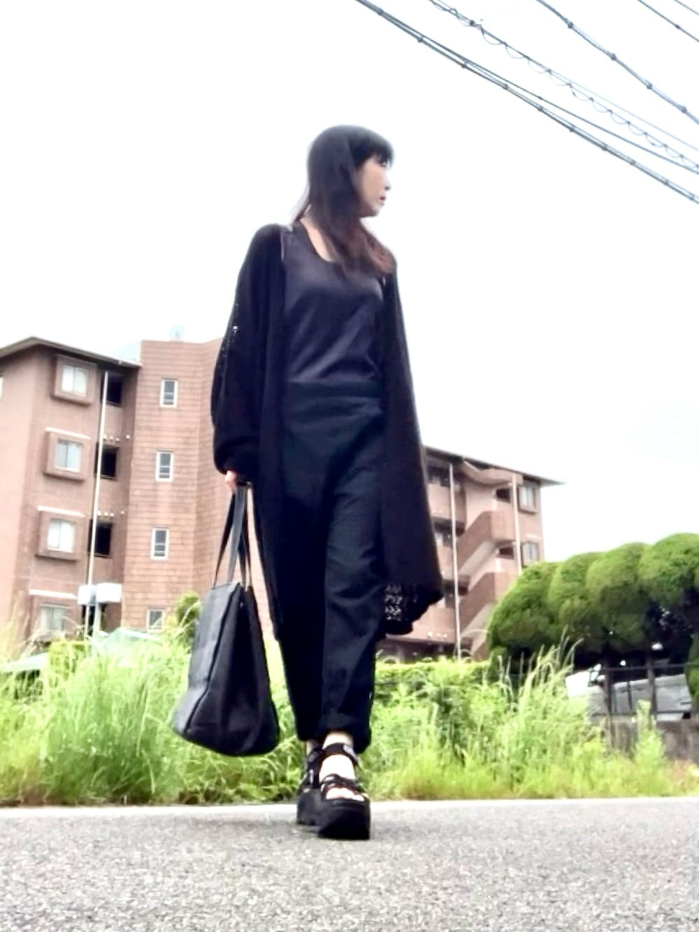 ブラック系のつなぎ/オールインワン、ブラック系のカーディガン/ボレロ、ブラック系のサンダルを着用したレディースの夏コーディネートの2枚目の写真