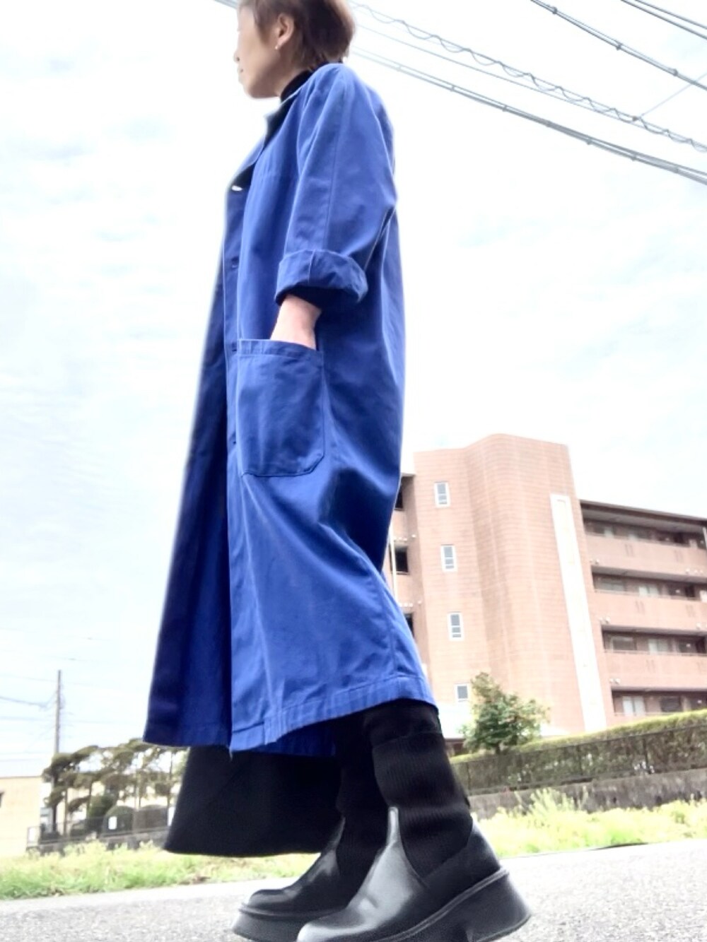 ブルー系のジャケット/アウター、ブラック系のパンツ、ブラック系のブーツを着用したレディースの春コーディネートの3枚目の写真