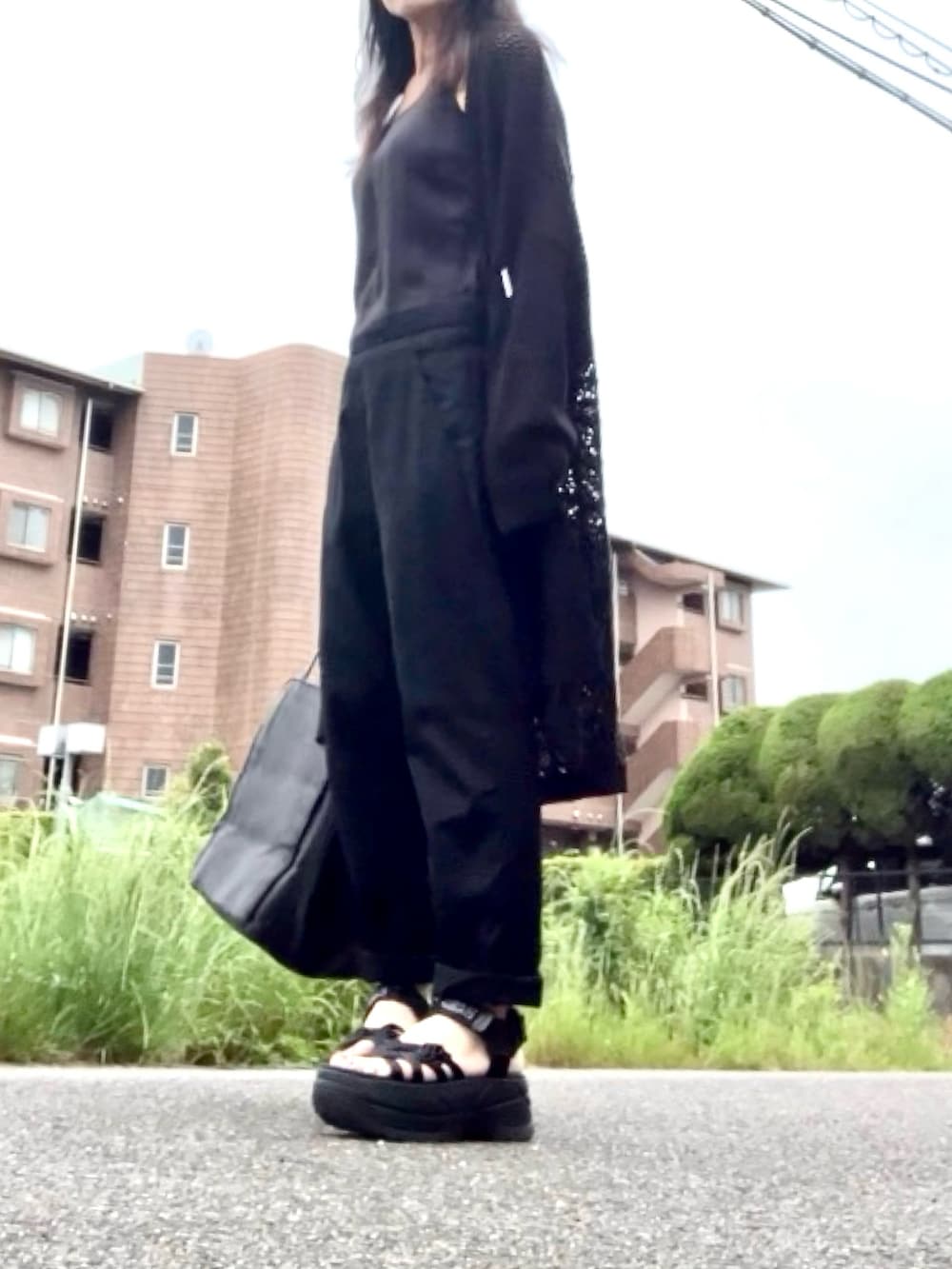 ブラック系のつなぎ/オールインワン、ブラック系のカーディガン/ボレロ、ブラック系のサンダルを着用したレディースの夏コーディネートの5枚目の写真