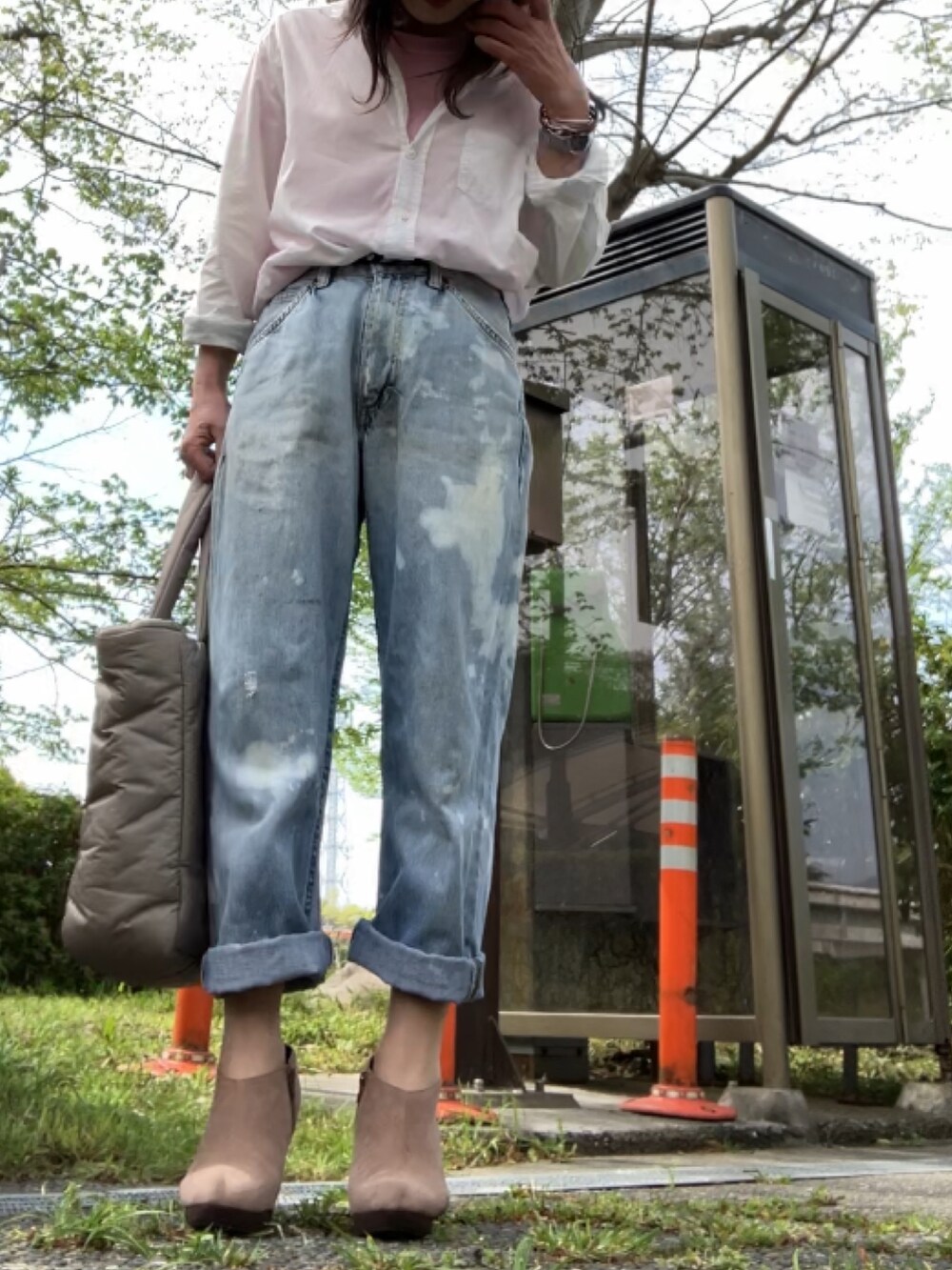 ブルー系のシャツ/ブラウス、ブルー系のデニムパンツ、ベージュ系のブーティを着用したレディースの春コーディネートの5枚目の写真