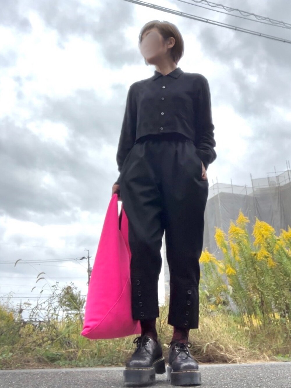 ブラック系のシャツ/ブラウス、ブラック系のパンツ、ピンク系のバッグを着用したレディースの秋コーディネートの4枚目の写真