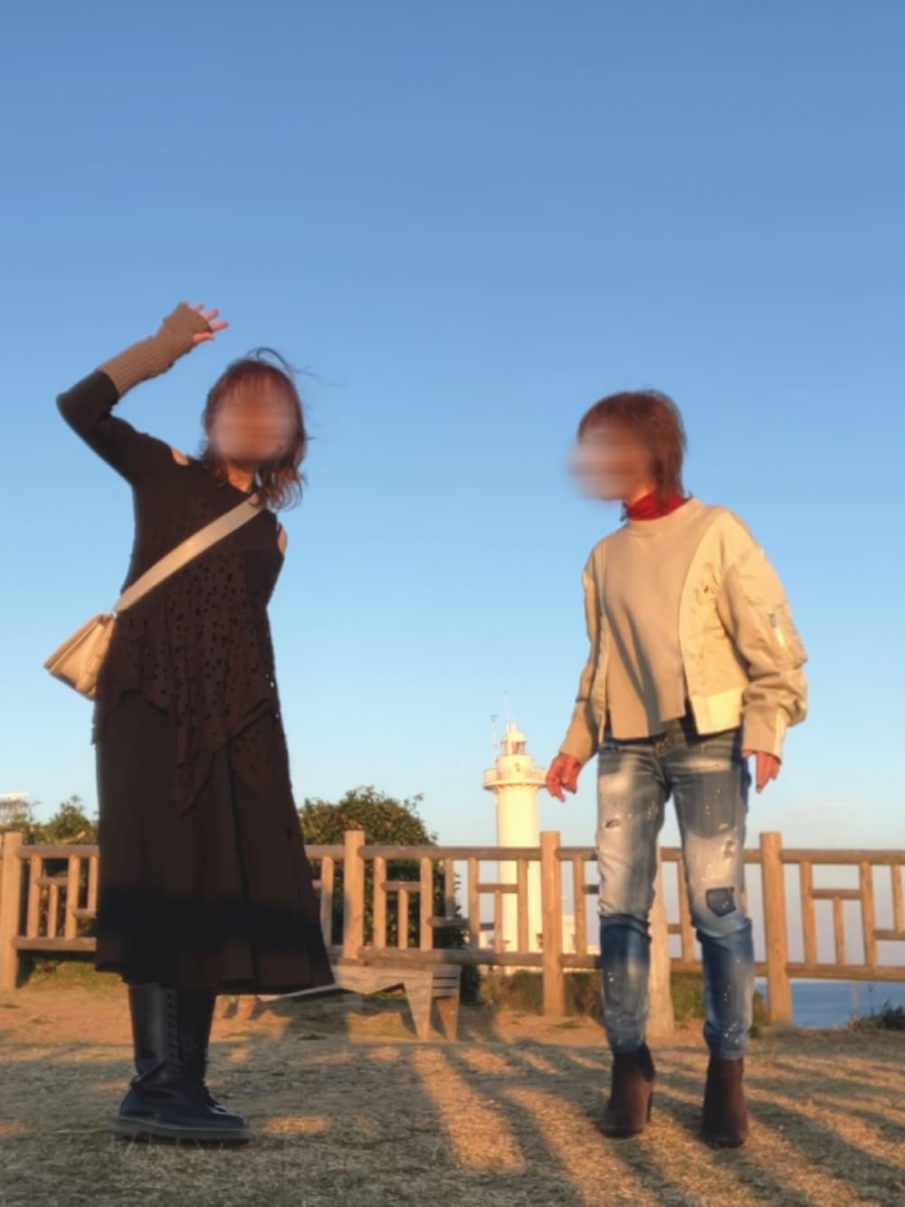 グリーン系のスウェット、レッド系のニット/セーター、ブルー系のデニムパンツを着用したレディースの秋コーディネートの2枚目の写真