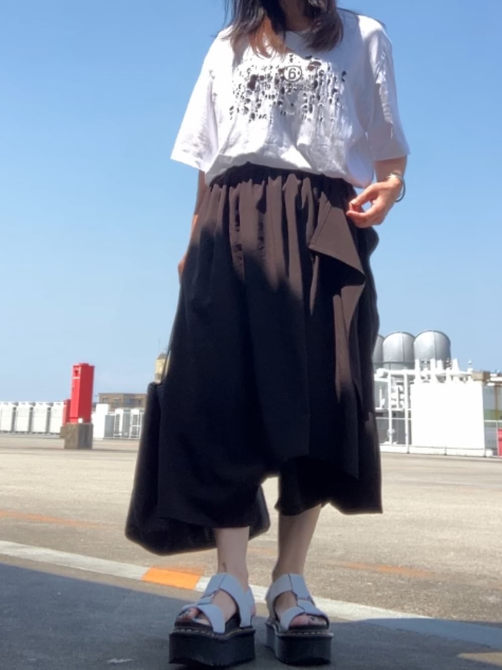 ホワイト系のTシャツ/カットソー、ブラック系のパンツ、グレー系のブーツを着用したレディースの夏コーディネートの5枚目の写真
