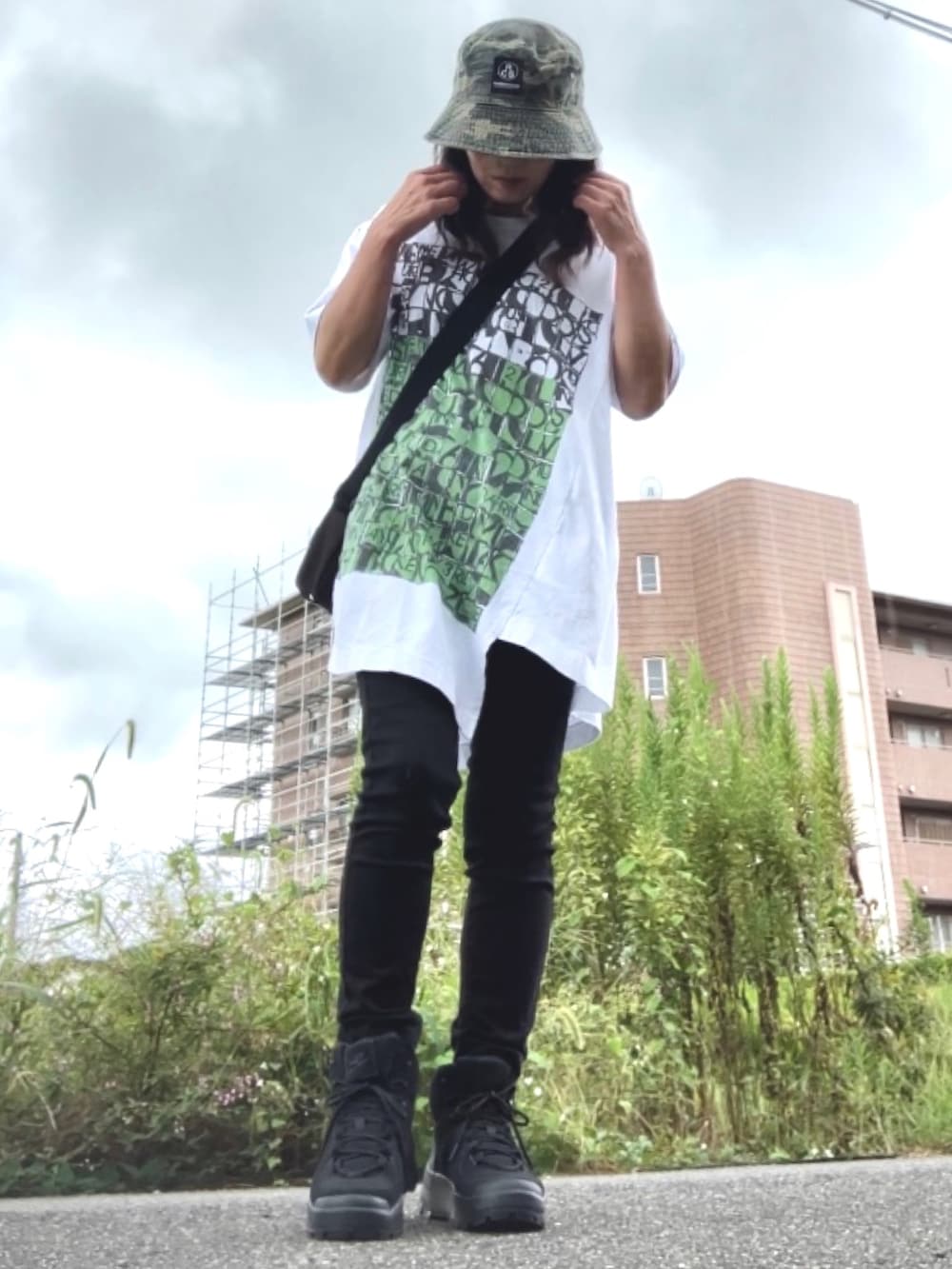 ホワイト系のTシャツ/カットソー、ブラック系のデニムパンツ、ブラック系のショルダーバッグを着用したレディースの秋コーディネートの3枚目の写真