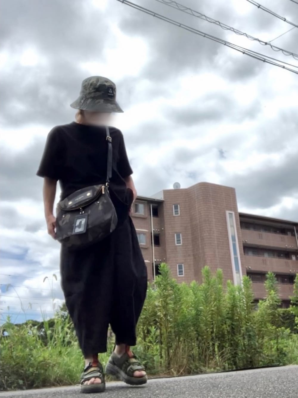 グリーン系のサンダル、ブラック系のTシャツ/カットソー、ブラック系のTシャツ/カットソーを着用したレディースの秋コーディネートの3枚目の写真