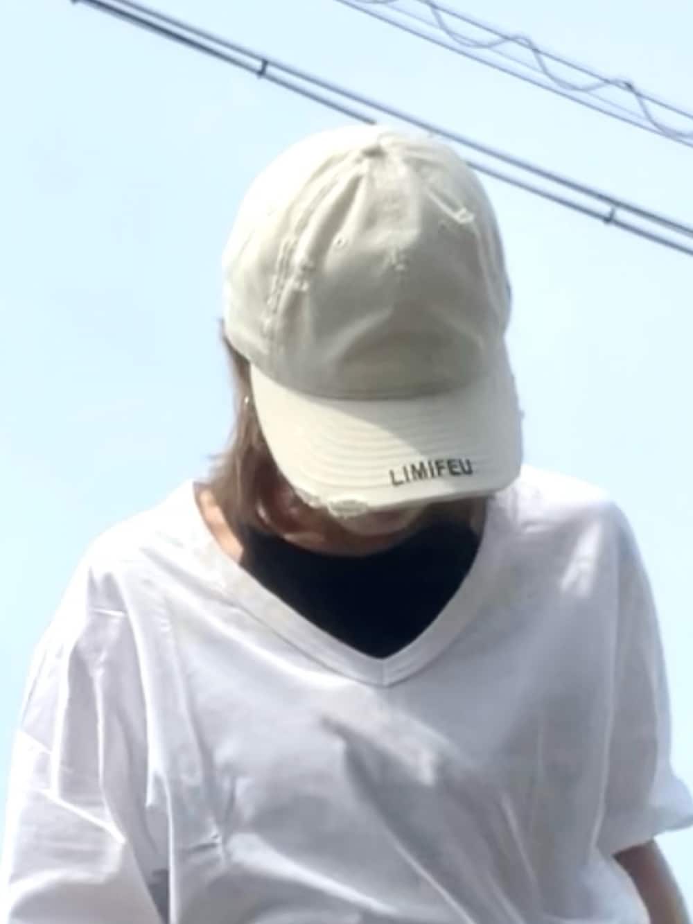 ホワイト系のTシャツ/カットソー、シルバー系のサンダル、ブラック系のデニムパンツを着用したレディースの夏コーディネートの4枚目の写真