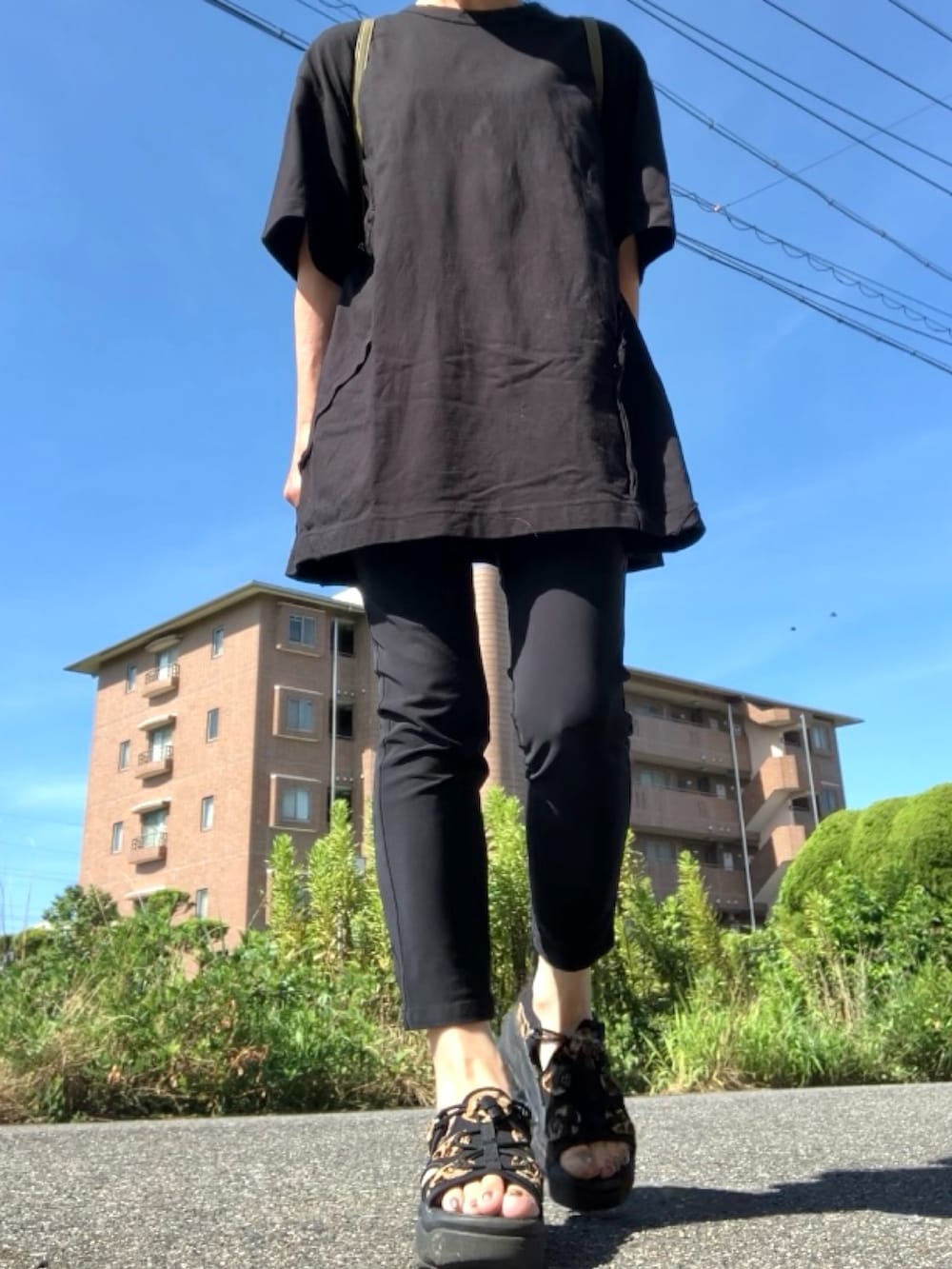 ブラック系のTシャツ/カットソー、ピンク系のバックパック/リュック、ブラック系のパンツを着用したレディースの夏コーディネートの4枚目の写真