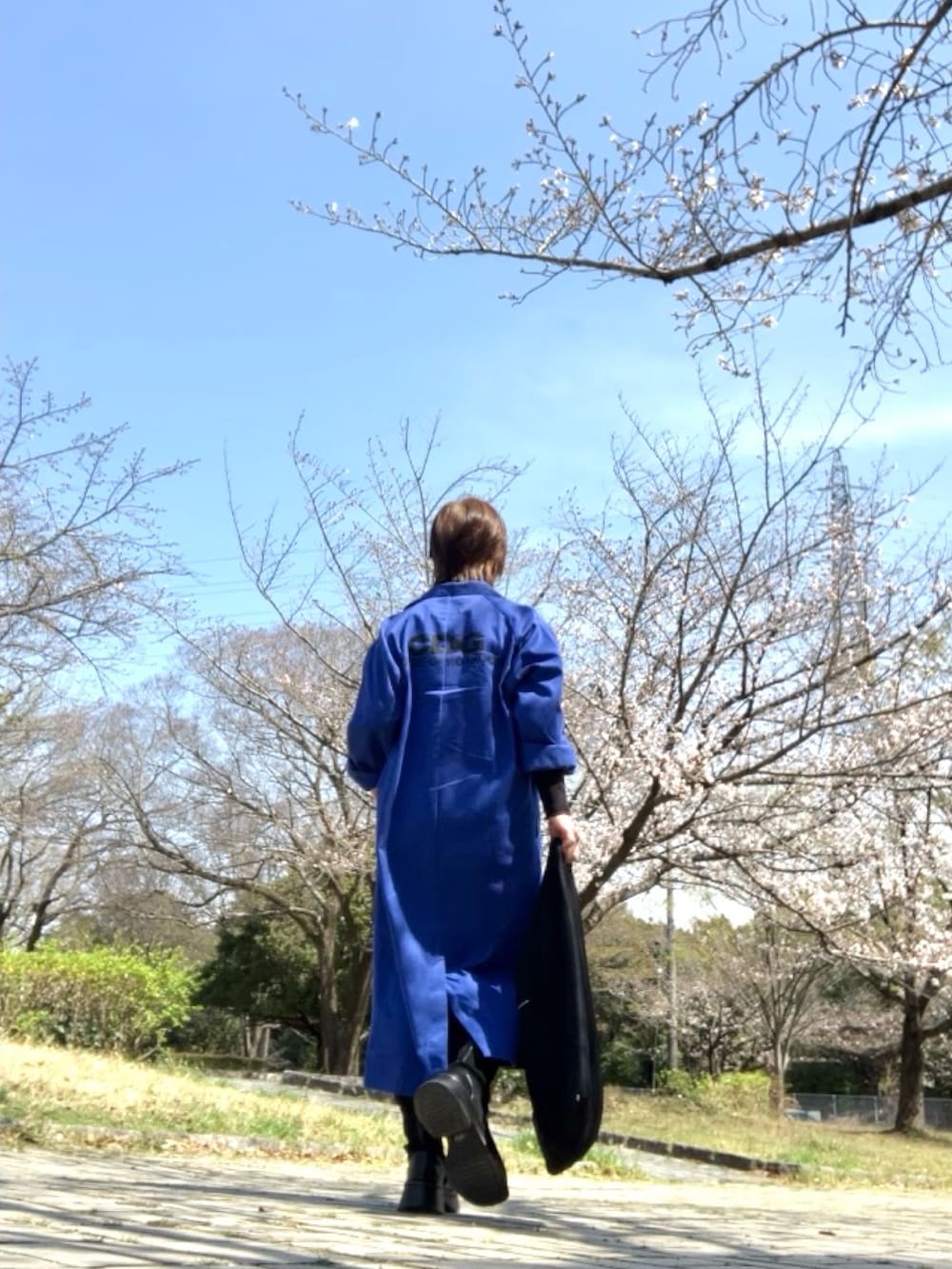 ブルー系のジャケット/アウター、ブラック系のパンツ、ブラック系のブーツを着用したレディースの春コーディネートの4枚目の写真