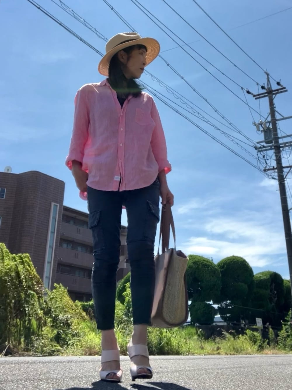 レッド系のシャツ/ブラウス、ブラック系のカーゴパンツ、ピンク系のパンプスを着用したレディースの秋コーディネートの2枚目の写真
