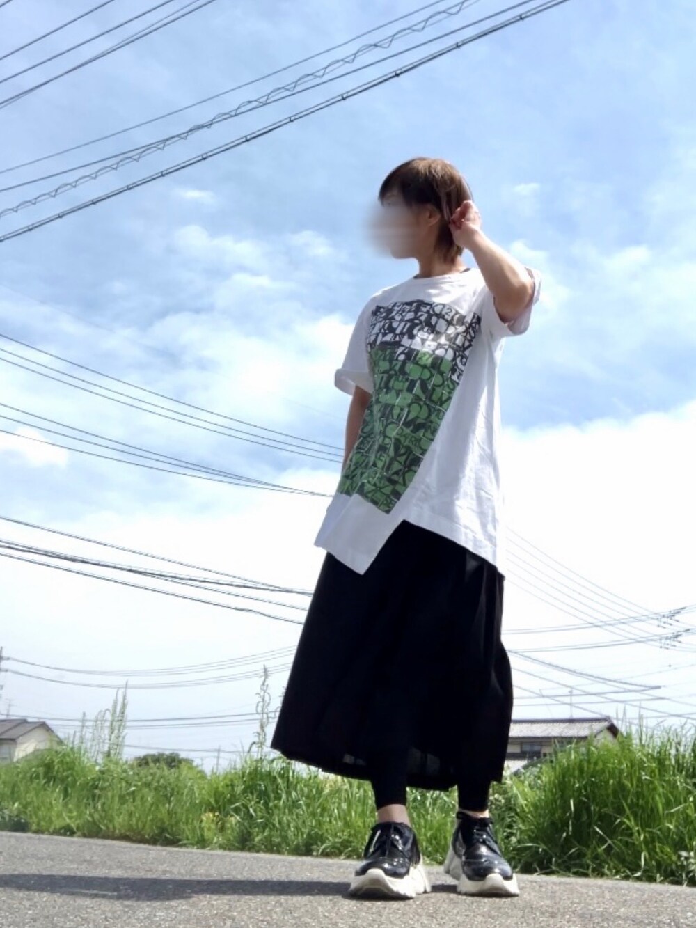 ブラック系のジャケット/アウター、ホワイト系のTシャツ/カットソー、ブラック系のスカートを着用したレディースの春コーディネートの5枚目の写真