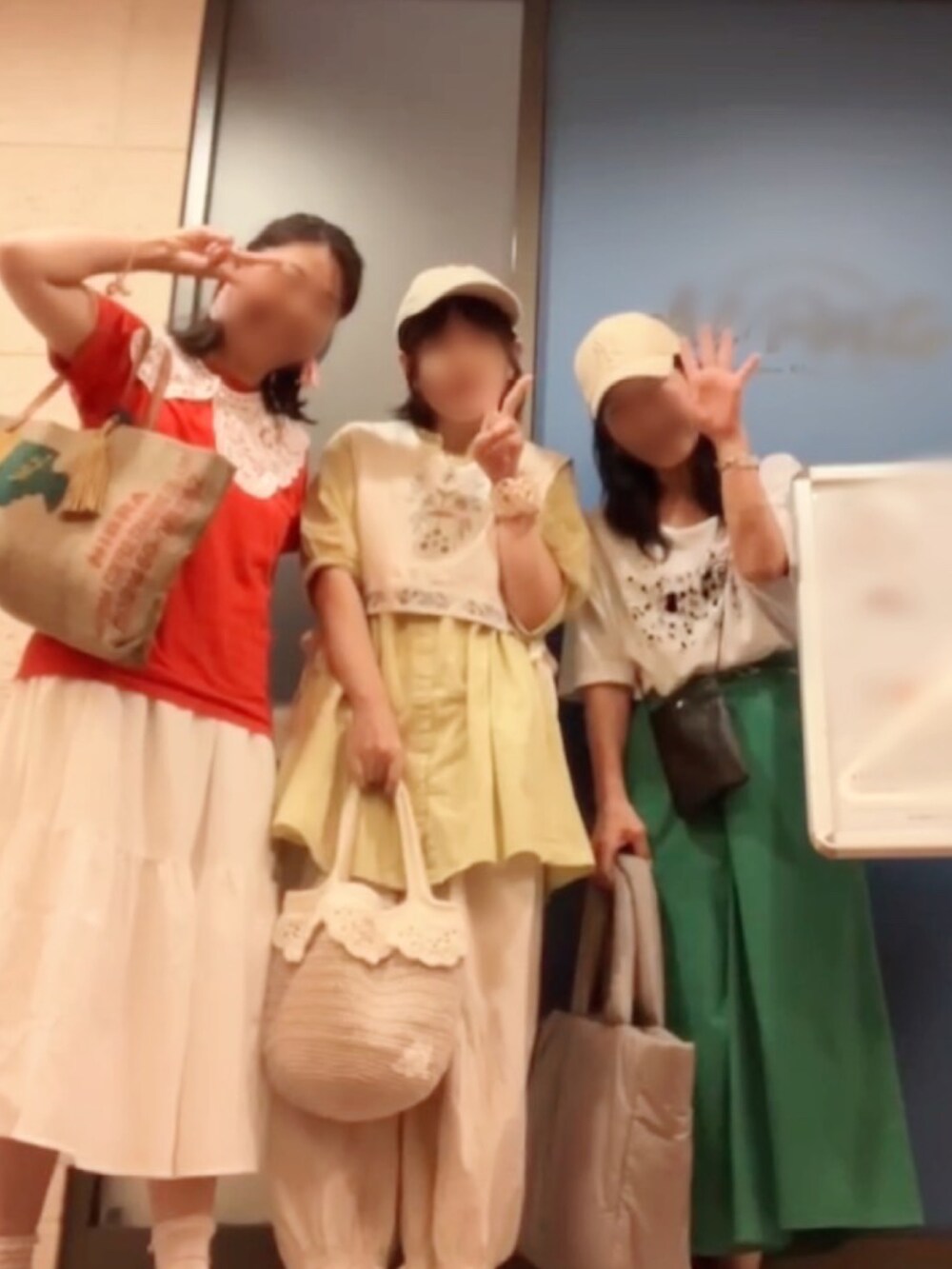 ホワイト系のTシャツ/カットソー、グリーン系のスカート、ベージュ系のトートバッグを着用したレディースの秋コーディネートの2枚目の写真