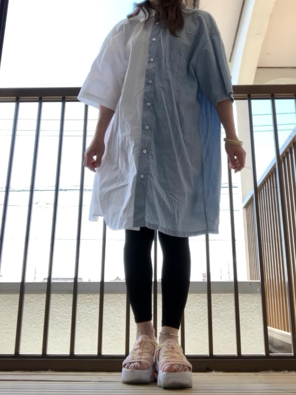 ホワイト系のシャツ/ブラウス、ピンク系のサンダル、ブラック系のレギンス/スパッツを着用したレディースの春コーディネートの5枚目の写真
