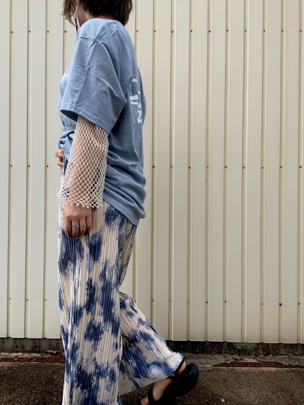 ブルー系のシャツ/ブラウス、その他のパンツ、ベージュ系のアクセサリーを着用したレディースの春コーディネートの2枚目の写真