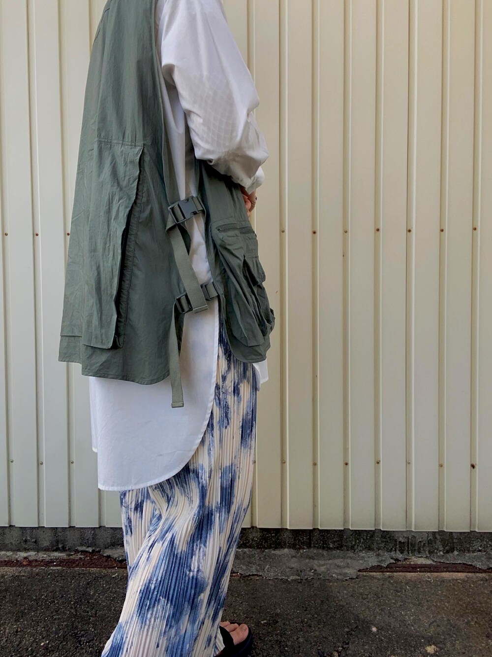 グリーン系のジャケット/アウター、その他のパンツ、ブラック系のサンダルを着用したレディースの春コーディネートの2枚目の写真