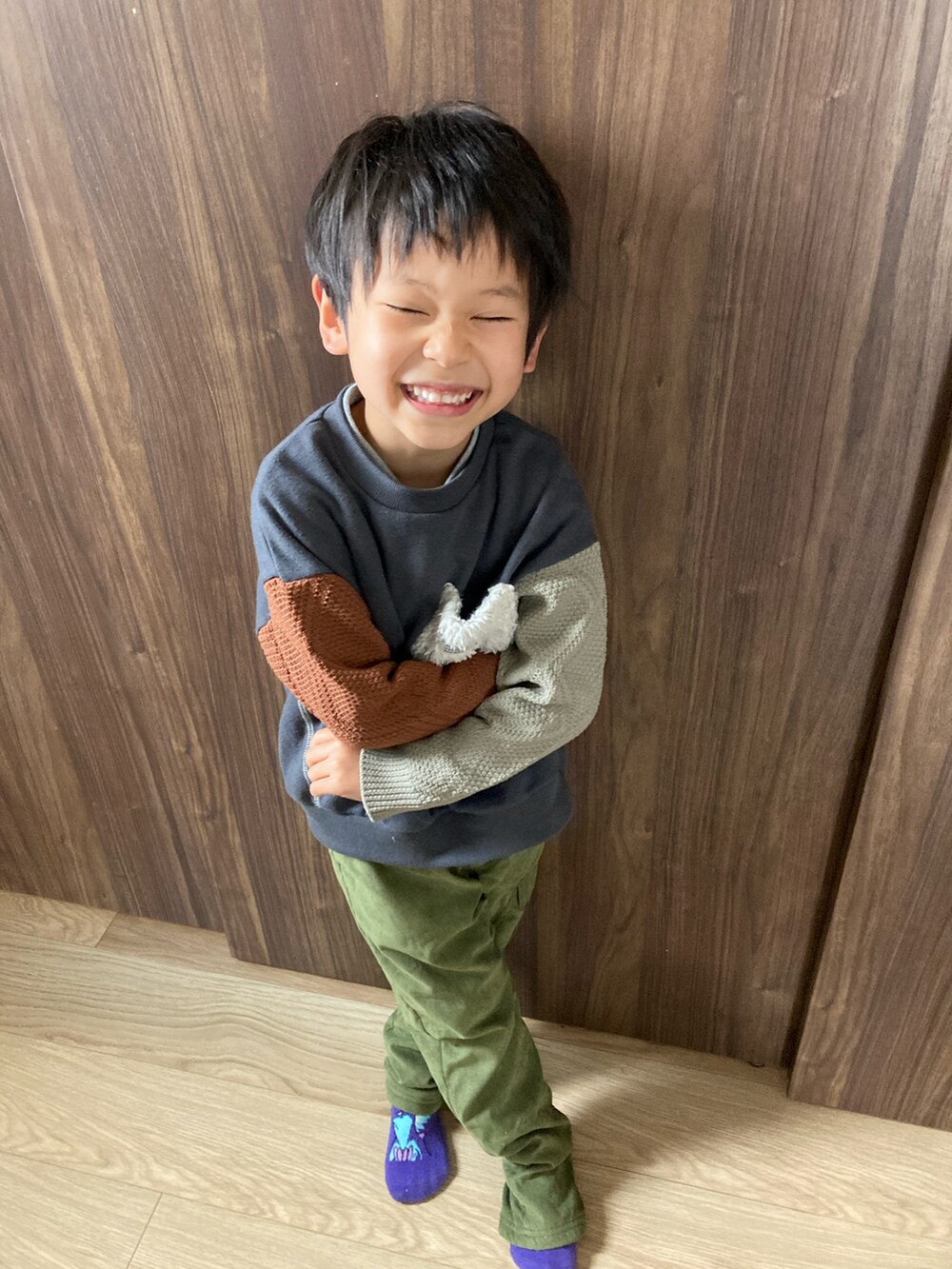 グリーン系のその他パンツ、グレー系のスウェットを着用したキッズの春コーディネートの2枚目の写真