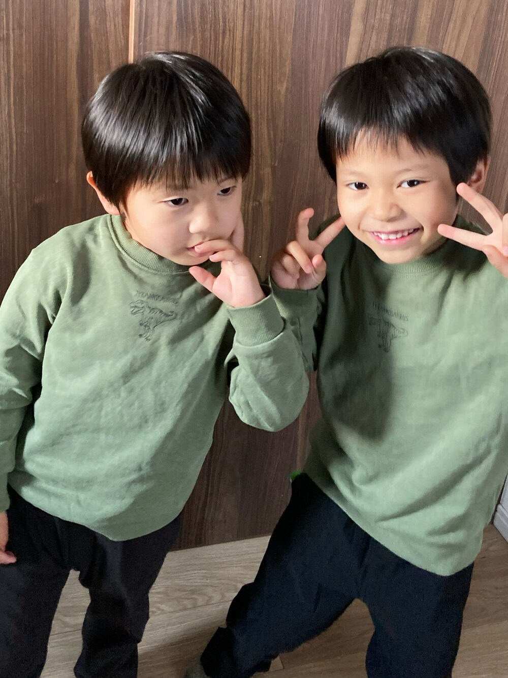 ブラック系のパンツ、グリーン系のスウェット、グリーン系のスウェットを着用したキッズの春コーディネートの2枚目の写真