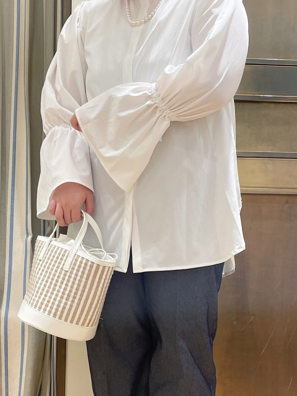 ホワイト系のシャツ/ブラウス、ブルー系のその他パンツ、ゴールド系のパンプスを着用したレディースの春コーディネートの2枚目の写真