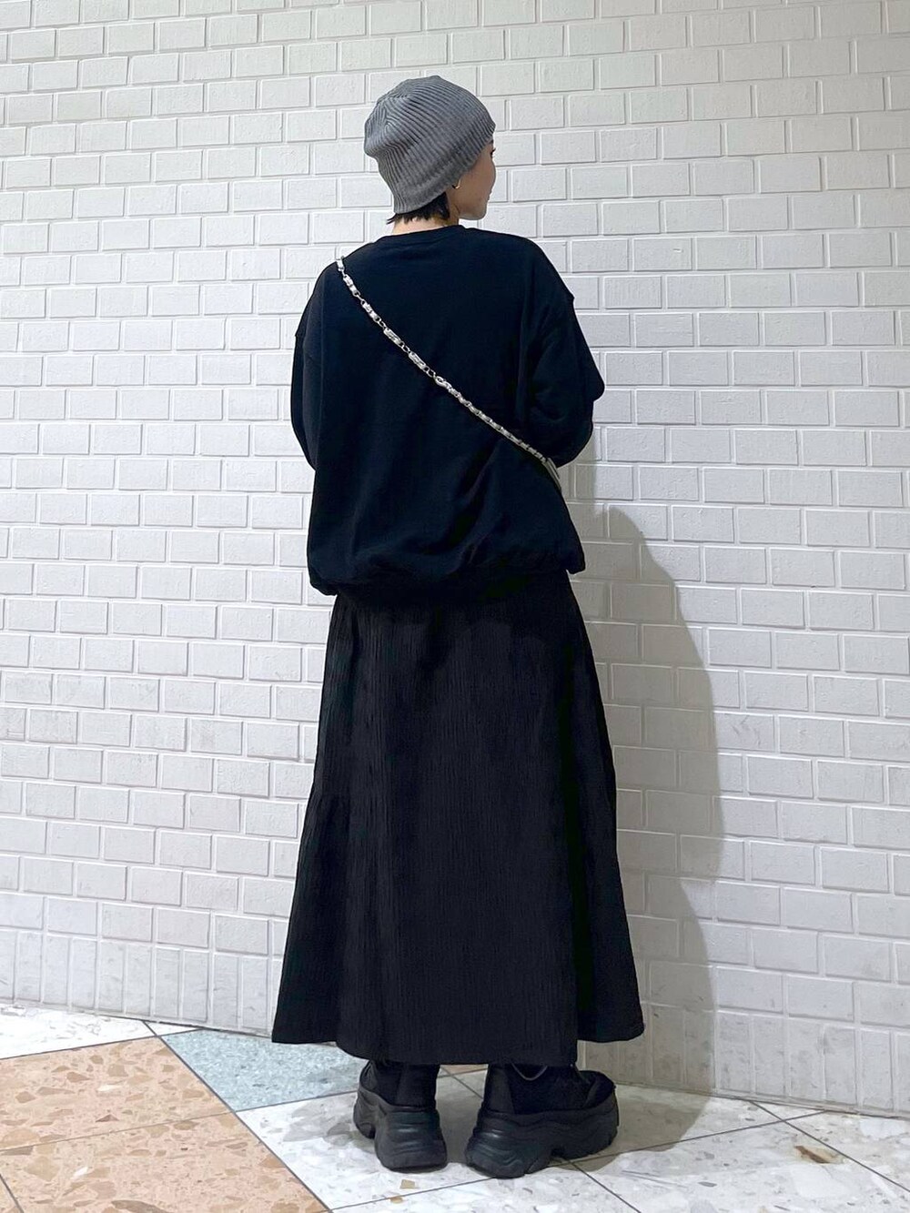 「着痩せ・細見え、韓国系、モード、PAGEBOY、骨格ストレート_PAGEBOY、休日コーデ、カジュアル、きれいめ、スウェット、スカート、ニット帽、スニーカー、ショルダーバッグ、旅行、女子ウケ」｜「PBLIMのPBLIM/クローバーシシュウスウェット（スウェット、ブラック系）」を使った、Natsukii/나츠키さん（レディース・164cm）の冬コーディネートの3枚目の写真