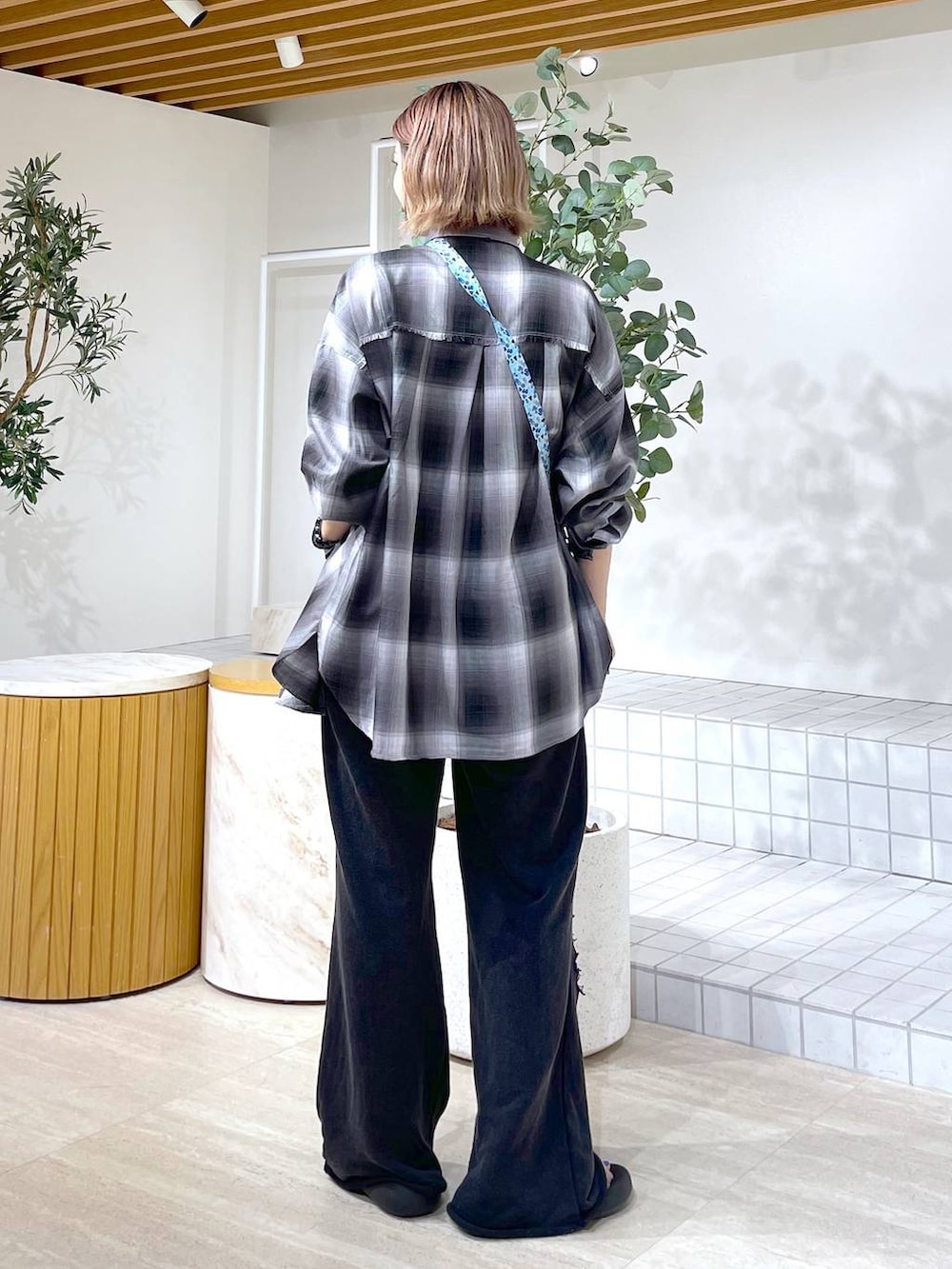 ブラック系のその他パンツ、グレー系のシャツ/ブラウスを着用したレディースの秋コーディネートの3枚目の写真