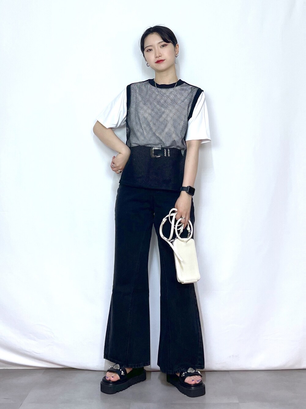 ブラック系のTシャツ/カットソー、ホワイト系のTシャツ/カットソー、ブラック系のショルダーバッグを着用したレディースの夏コーディネートの2枚目の写真