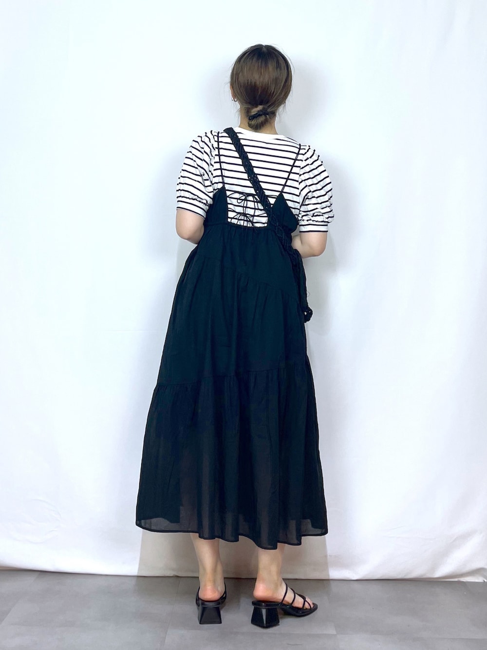 「夏コーデ、シンプル、春夏コーデ、大人コーデ、ゆるコーデ、モノトーンコーデ、ワンヒース、デートスタイル（WOMEN）、楽チンコーデ、韓国好きな人と繋がりたい」｜「PAGEBOYのコットンボイルティアードキャミワンピース（ワンピース、ブラック系）」を使った、Natsukii/나츠키さん（レディース・164cm）の春コーディネートの2枚目の写真