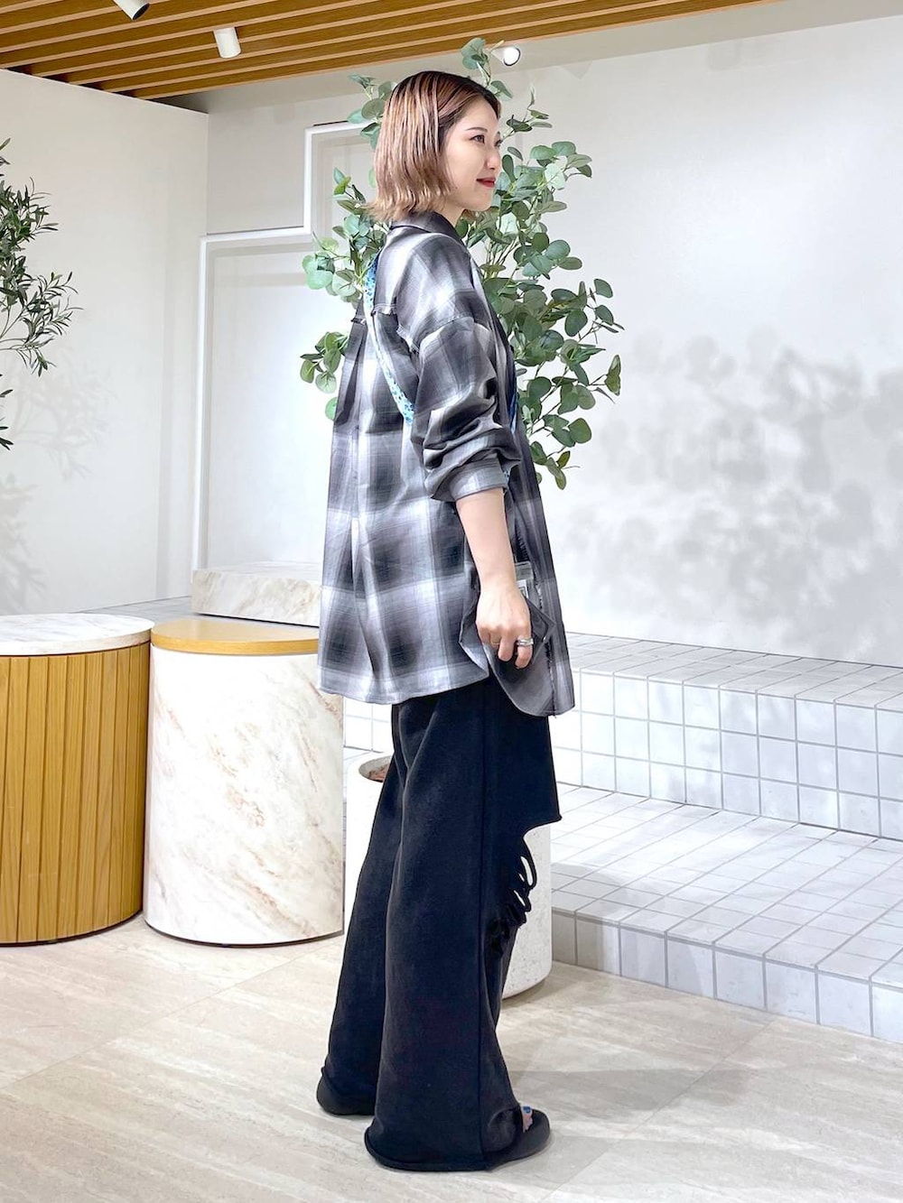 ブラック系のその他パンツ、グレー系のシャツ/ブラウスを着用したレディースの秋コーディネートの2枚目の写真