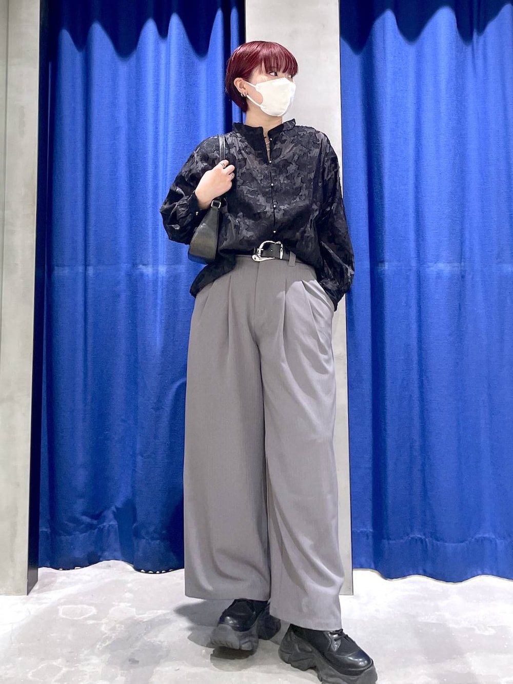 ブラック系のブーツ、グレー系のデニムパンツ、ブラック系のTシャツ/カットソーを着用したレディースの冬コーディネートの2枚目の写真