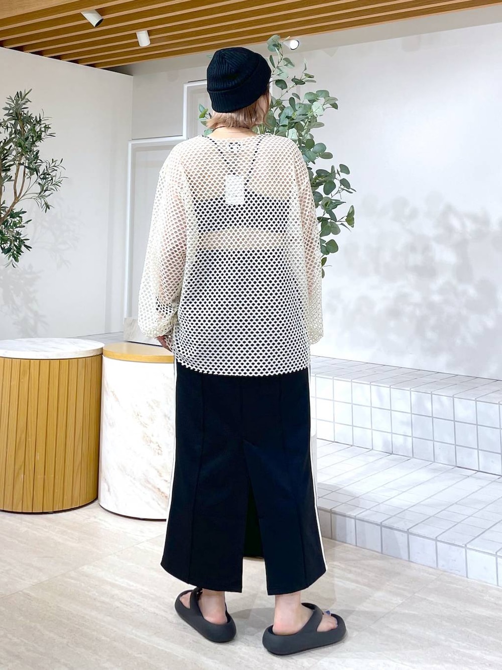 ホワイト系のTシャツ/カットソー、ブラック系のスカート、ブラック系のニットキャップ/ビーニーを着用したレディースの夏コーディネートの2枚目の写真