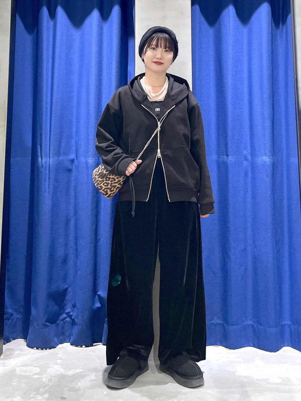 ブラック系のパーカー、ブラック系のその他パンツ、その他のハンドバッグを着用したレディースの冬コーディネートの2枚目の写真