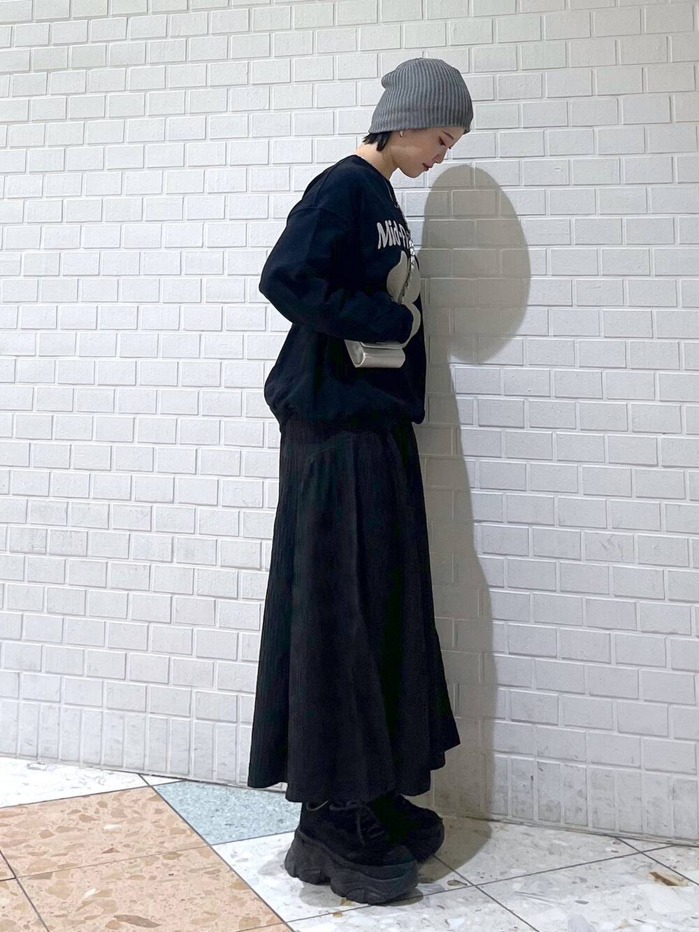 「着痩せ・細見え、韓国系、モード、PAGEBOY、骨格ストレート_PAGEBOY、休日コーデ、カジュアル、きれいめ、スウェット、スカート、ニット帽、スニーカー、ショルダーバッグ、旅行、女子ウケ」｜「PBLIMのPBLIM/クローバーシシュウスウェット（スウェット、ブラック系）」を使った、Natsukii/나츠키さん（レディース・164cm）の冬コーディネートの2枚目の写真
