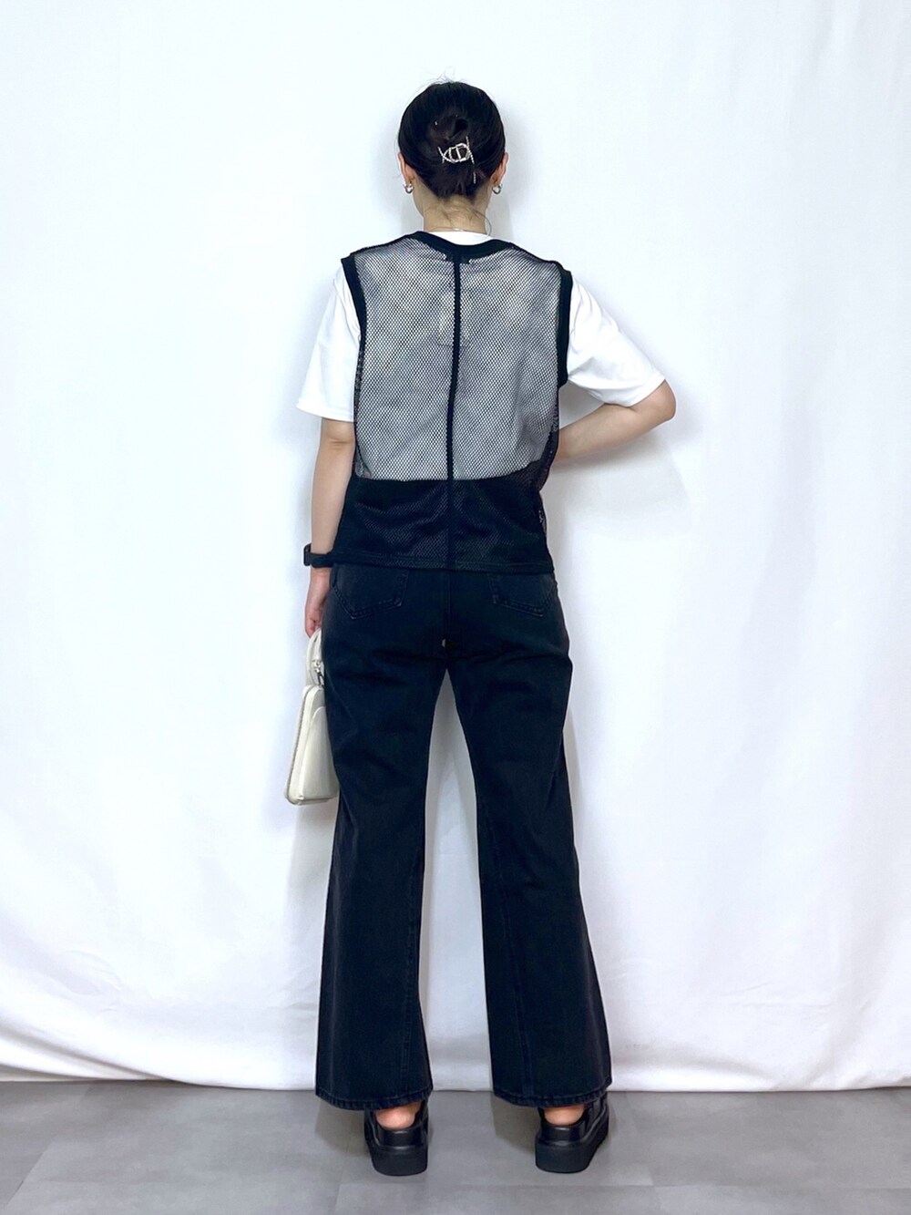 ブラック系のTシャツ/カットソー、ホワイト系のTシャツ/カットソー、ブラック系のショルダーバッグを着用したレディースの夏コーディネートの4枚目の写真