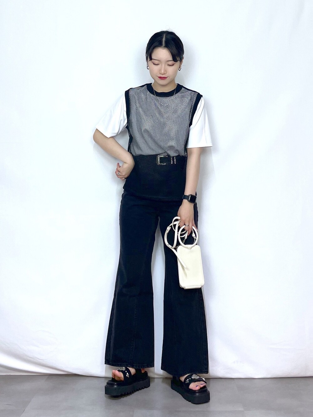 ブラック系のTシャツ/カットソー、ホワイト系のTシャツ/カットソー、ブラック系のショルダーバッグを着用したレディースの夏コーディネートの3枚目の写真