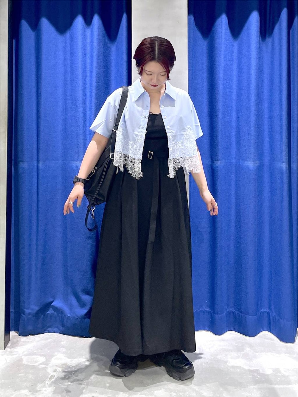 ブラック系のショルダーバッグ、ブラック系のジャンパースカート、ブラック系のスニーカーを着用したレディースの夏コーディネートの5枚目の写真