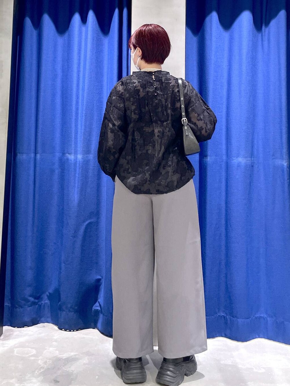 ブラック系のブーツ、グレー系のデニムパンツ、ブラック系のTシャツ/カットソーを着用したレディースの冬コーディネートの4枚目の写真