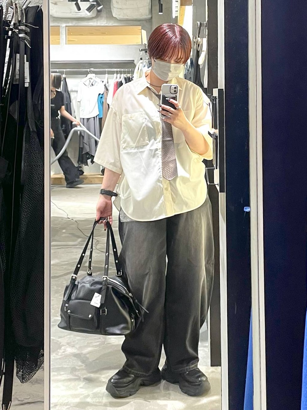 ブラック系のブーツ、ブラック系のデニムパンツ、ホワイト系のシャツ/ブラウスを着用したレディースの夏コーディネートの4枚目の写真