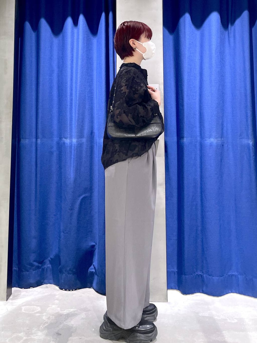 ブラック系のブーツ、グレー系のデニムパンツ、ブラック系のTシャツ/カットソーを着用したレディースの冬コーディネートの3枚目の写真