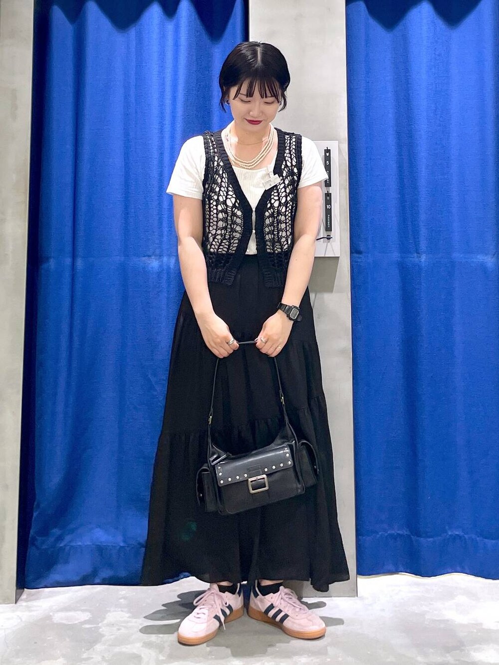 ブラック系のスカート、ブラック系のショルダーバッグ、ブラック系のTシャツ/カットソーを着用したレディースの夏コーディネートの3枚目の写真