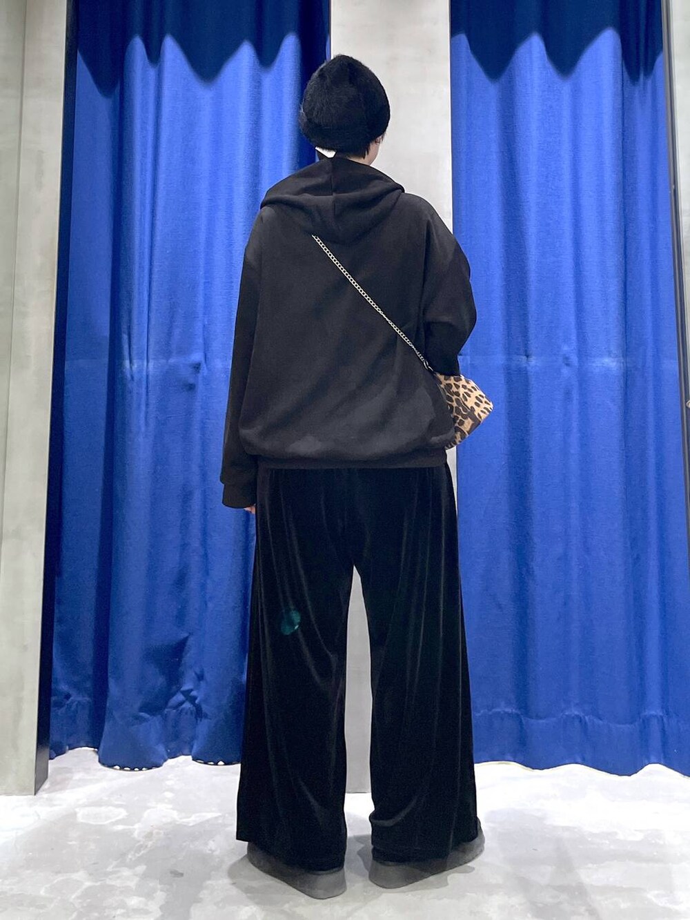 ブラック系のパーカー、ブラック系のその他パンツ、その他のハンドバッグを着用したレディースの冬コーディネートの4枚目の写真