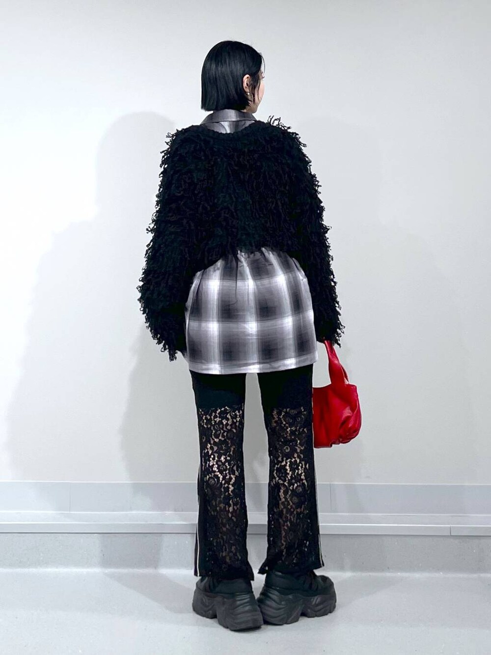 ブラック系のスニーカー、グレー系のシャツ/ブラウス、ブラック系のその他パンツを着用したレディースの秋コーディネートの3枚目の写真